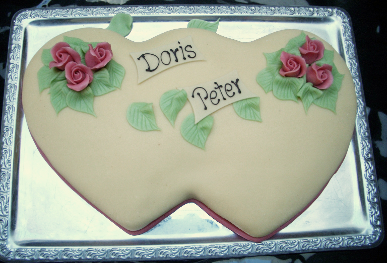 Doppelte Herztorte mit Aufschrift Doris & Peter